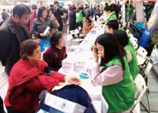 适应社区居民需求，积极参与“学习雷锋、奉献爱心