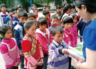 ​公司不定期组织向贫困地区儿童捐款