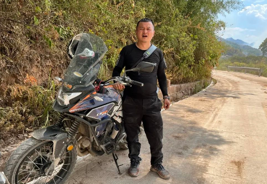 发扬铁军精神，向山火逆行的“摩托骑士”致敬 